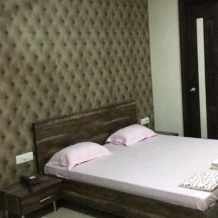 De Agya Paradise Hotel ลูดิฮานา ภายนอก รูปภาพ